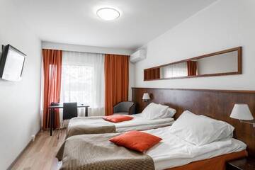 Фото номера Двухместный номер с 2 отдельными кроватями и видом на озеро Отель Hotelli Varpu г. Керимяки 11